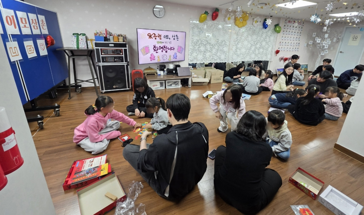 ▲SK증권은 지난 23일 서울 종로구 소재 여아전용보육원 ‘선덕원’에서 올해 입사한 신입주임 9명과 사회공헌 활동을 진행했다고 28일 밝혔다.  (SK증권)