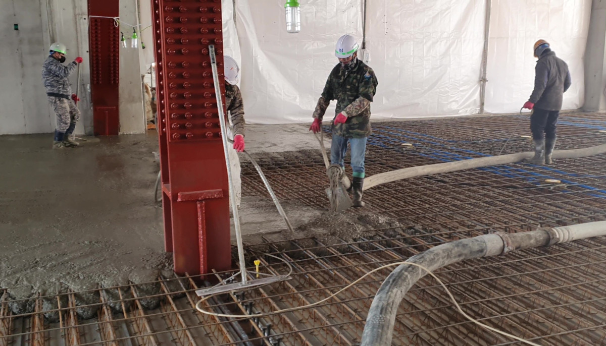 ▲DL이앤씨 건설 현장에서 ‘내한 콘크리트’를 타설하고 있는 모습. (사진제공=DL이앤씨)