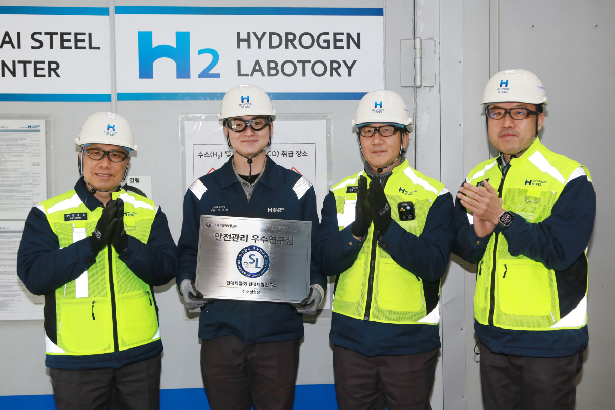 ▲현대제철 당진제철소 연구소 임직원들이 안전관리 우수연구실 신규 인증 기념 촬영을 하고 있다. 왼쪽부터 정유동 현대제철 전무, 조준희 전임연구원, 이종협 팀장, 태순재 상무. (사진제공=현대제철)