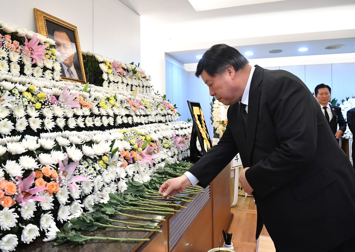 ▲서정진 셀트리온그룹 회장이 28일 서울 종로구 서울대학교병원 장례식장에 마련된 이해찬 전 국무총리의 빈소에서 헌화하고 있다. 사진=연합뉴스