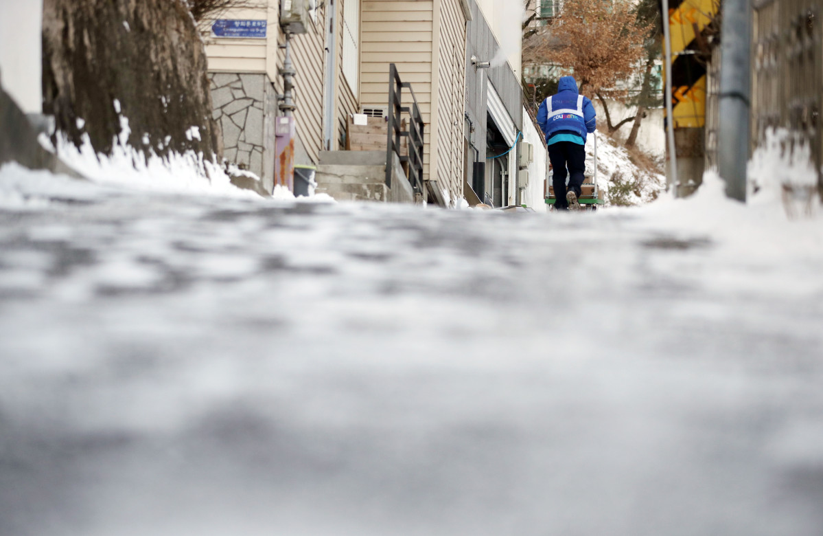 ▲서울 종로구 한 주택가에서 한 택배 기사가 눈이 쌓인 골목길을 천천히 올라가고 있다. (사진제공=뉴시스)