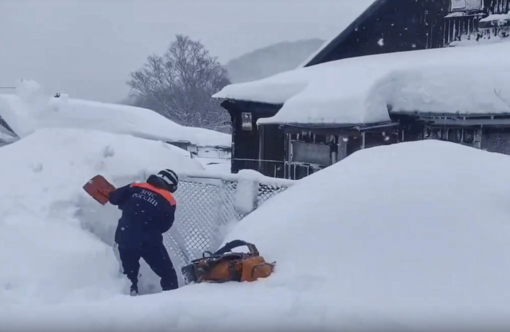 ▲20일(현지시간) 러시아 비상사태부가 캄차카 지방 언론에 공개한 영상 화면에서, 캄차카주 페트로파블롭스크-캄차츠키에서 폭설 속 제설 및 구조 작업을 벌이는 러시아 구조대원들의 모습이 포착됐다. (EPA/연합뉴스)