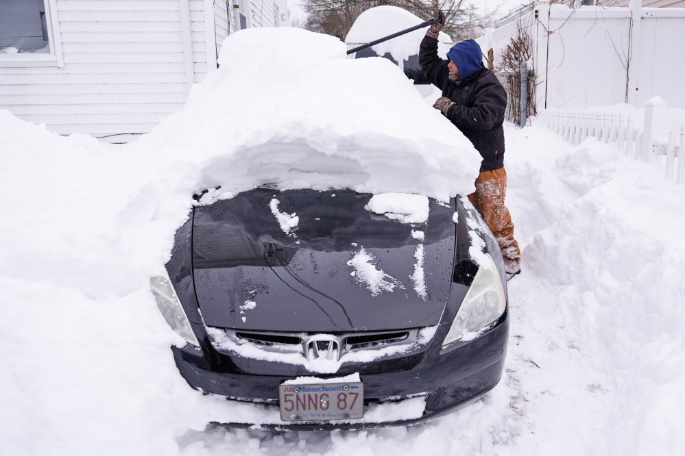 ▲27일(현지시간) 미국 매사추세츠주 헤이버힐에서 주민이 겨울 폭풍 이후 눈에 파묻힌 차량을 파내고 있다. (AP/연합뉴스)