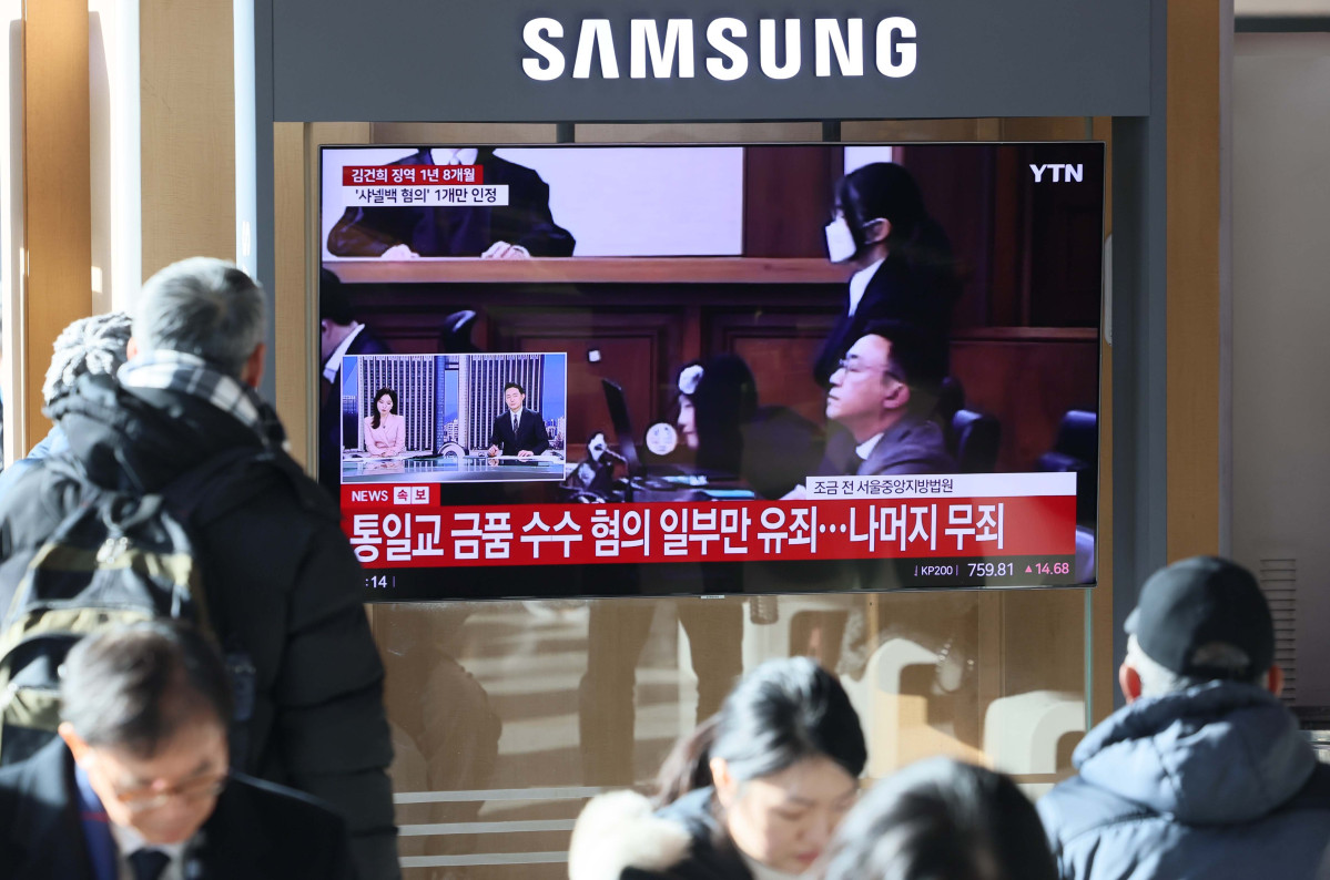 ▲윤석열 전 대통령의 부인 김건희 여사의 자본시장법·정치자금법 위반, 특정범죄 가중처벌법상 알선수재 혐의 사건의 선고 공판이 열린 28일 서울역에서 시민들이 선고 공판 텔레비전 생중계를 시청하고 있다. 이날 재판부는 김 여사에게 징역 1년 8개월을 선고했다. 신태현 기자 holjjak@