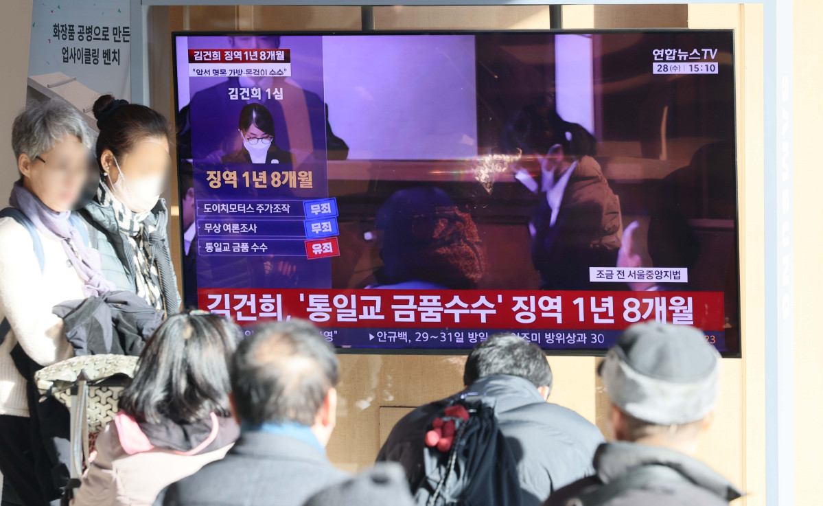 ▲윤석열 전 대통령의 부인 김건희 여사의 자본시장법·정치자금법 위반, 특정범죄 가중처벌법상 알선수재 혐의 사건의 선고 공판이 열린 28일 서울역에서 시민들이 선고 공판 텔레비전 생중계를 시청하고 있다. 이날 재판부는 김 여사에게 징역 1년 8개월을 선고했다. 신태현 기자 holjjak@