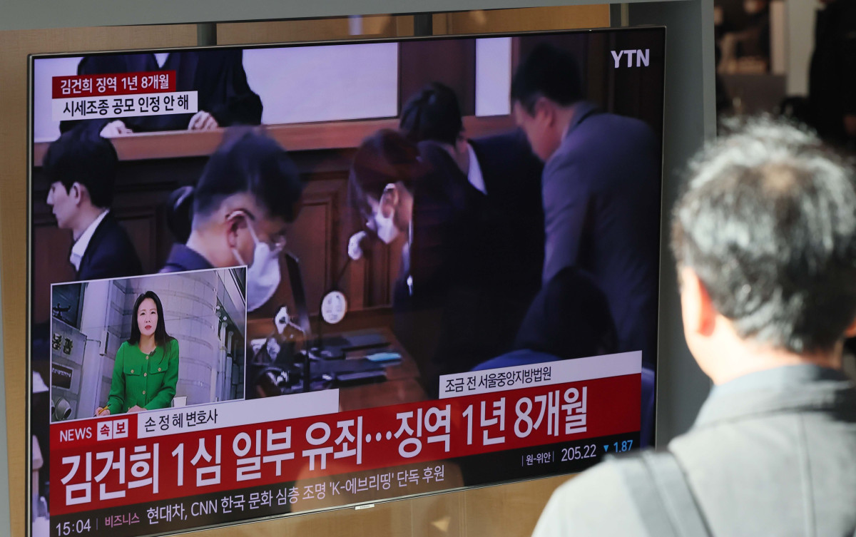 ▲윤석열 전 대통령의 부인 김건희 여사의 자본시장법·정치자금법 위반, 특정범죄 가중처벌법상 알선수재 혐의 사건의 선고 공판이 열린 28일 서울역에서 시민들이 선고 공판 텔레비전 생중계를 시청하고 있다. 이날 재판부는 김 여사에게 징역 1년 8개월을 선고했다. 신태현 기자 holjjak@