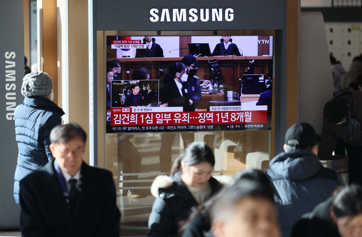 ▲윤석열 전 대통령의 부인 김건희 여사의 자본시장법·정치자금법 위반, 특정범죄 가중처벌법상 알선수재 혐의 사건의 선고 공판이 열린 28일 서울역에서 시민들이 선고 공판 텔레비전 생중계를 시청하고 있다. 이날 재판부는 김 여사에게 징역 1년 8개월을 선고했다. 신태현 기자 holjjak@