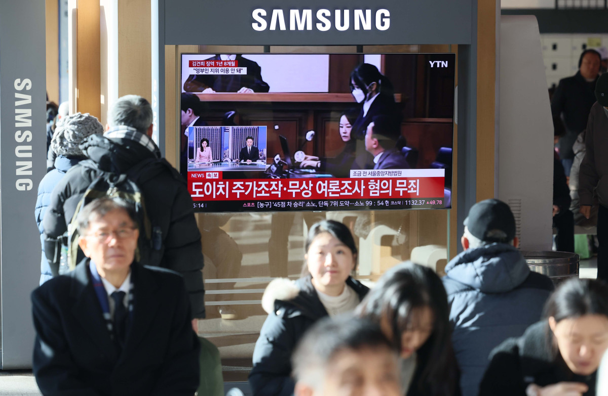 ▲윤석열 전 대통령의 부인 김건희 여사의 자본시장법·정치자금법 위반, 특정범죄 가중처벌법상 알선수재 혐의 사건의 선고 공판이 열린 28일 서울역에서 시민들이 선고 공판 텔레비전 생중계를 시청하고 있다. 이날 재판부는 김 여사에게 징역 1년 8개월을 선고했다. 신태현 기자 holjjak@