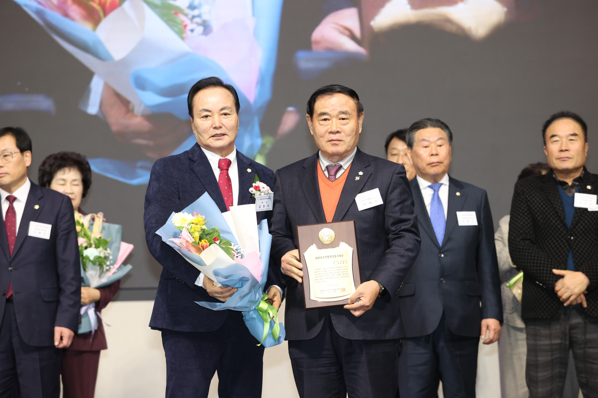 ▲이재식 수원특례시의회 의장이 28일 충북 청주시에서 열린 대한민국시군자치구의회의장협의회 2026 정기총회에서 제18회 지방의정봉사대상을 수상한 뒤 기념촬영을 하고 있다. (수원특례시의회)