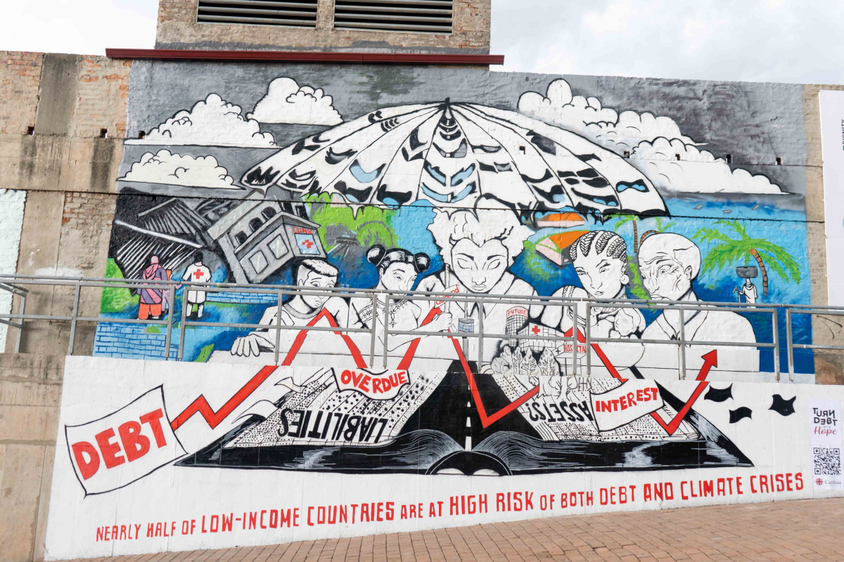 ▲남아프리카공화국 요하네스버그에서 지난해 11월 22일(현지시간) 주요 20개국(G20) 정상회의장이 열리는 콘스티튜션 힐에서 시민운동가와 예술가들이 그린 벽화가 보인다. 이 벽화는 세계 지도자들에게 글로벌 부채 위기에 맞설 것을 촉구하는 내용을 담고 있다.  (요하네스버그/AP뉴시스)