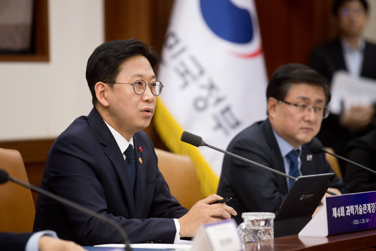 ▲배경훈 부총리 겸 과학기술정보통신부 장관이 28일 오전 서울 종로구 정부서울청사 본관 영상회의실에서'제4회 과학기술관계장관회의' 를 주재하고 있다. (사진제공=과기정통부)