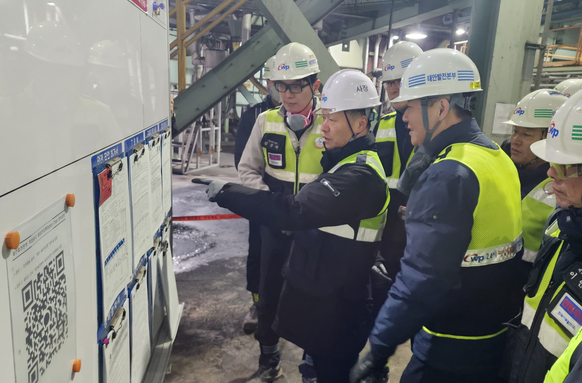 ▲한국서부발전은 27일 충남 태안발전본부에서 ‘안전비상경영체제 현장 작동성 점검’을 실시했다. 사진은 이정복 서부발전 사장(왼쪽 세 번째)이 작업 전 안전 서류를 점검하는 모습. (사진제공=한국서부발전)