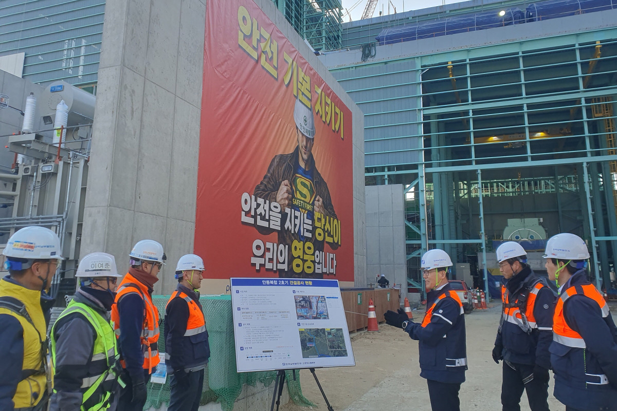 ▲한국남부발전 서성재 기술안전부사장(오른쪽에서 세 번째)이 27일 안동 2호기 건설현장을 찾아 공사 진척상황과 현장의 안전 위해요소를 직접 점검하고 있다. (사진제공=한국남부발전)