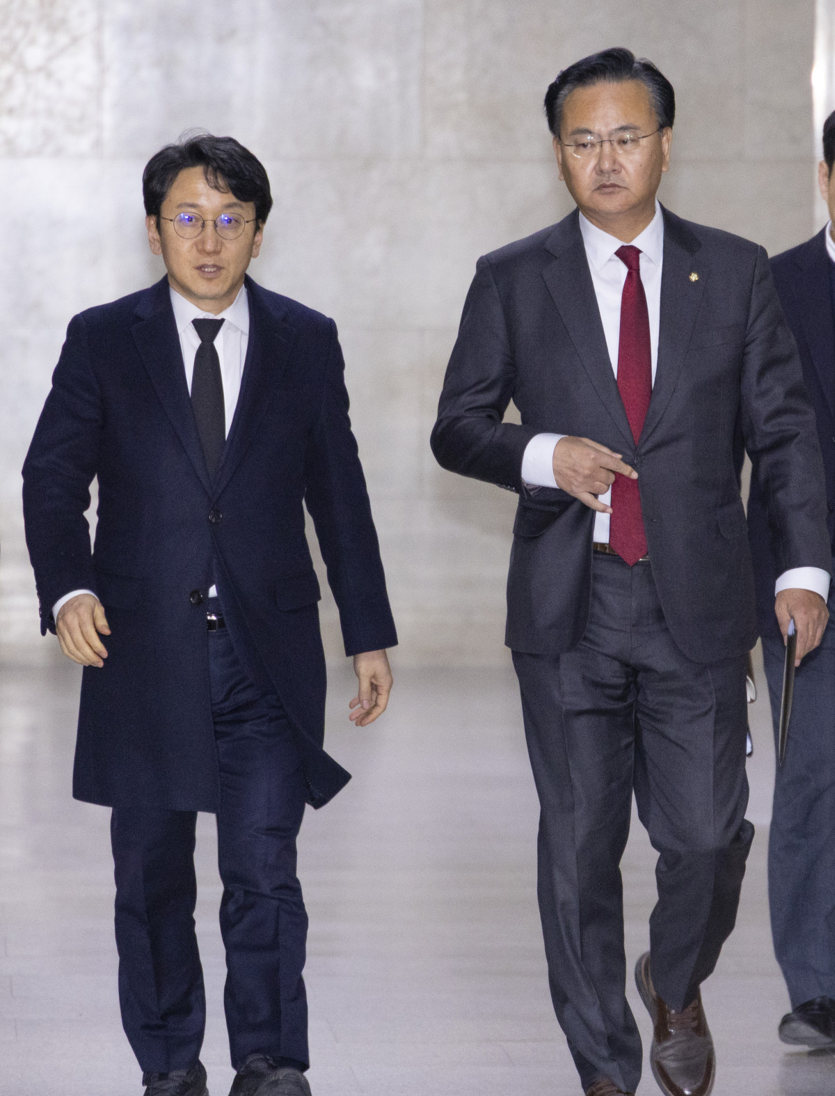 ▲ 더불어민주당 천준호 원내운영수석부대표(왼쪽)와 국민의힘 유상범 원내운영수석부대표가 28일 국회에서 오는 29일로 예고된 본회의 안건 협상을 위해 운영위원장실로 나란히 향하고 있다.  (연합뉴스)