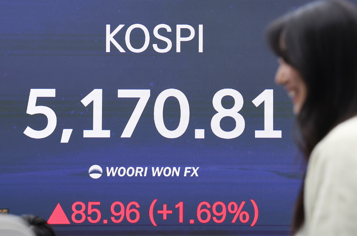 ▲28일 서울 중구 우리은행 딜링룸에서 관계자들이 업무를 보고 있다. 연합뉴스