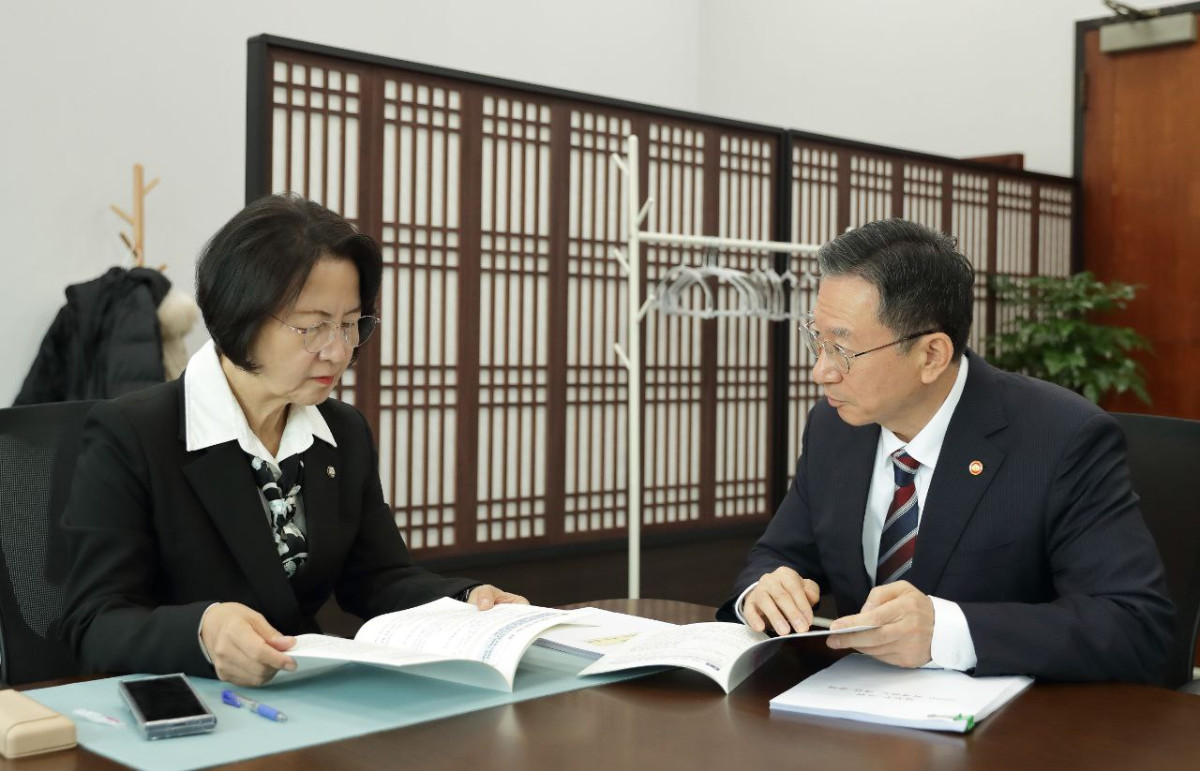 ▲ 정성호 법무부 장관이 지난해 11월 더불어민주당 소속인 추미애 국회 법제사법위원장을 예방하고 있다. (사진 제공 = 법무부)