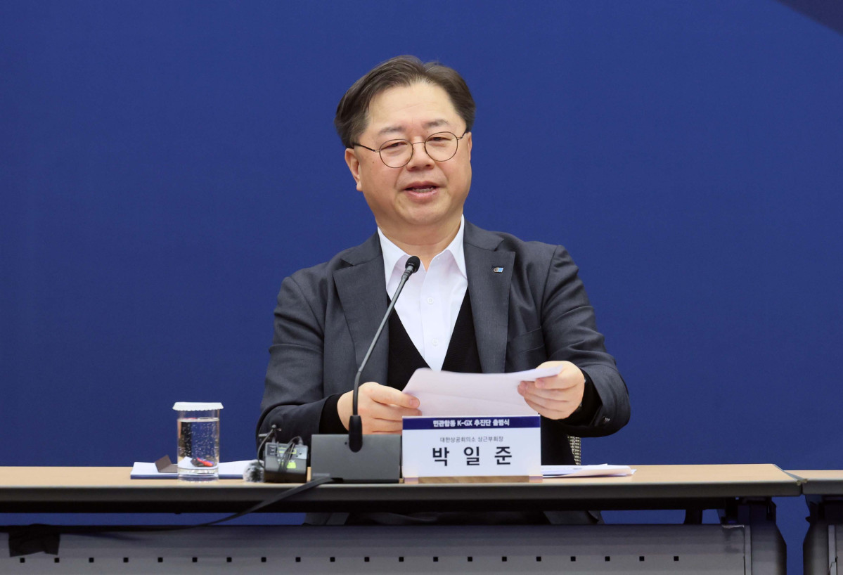 ▲박일준 대한상공회의소 상근부회장이 28일 서울 중구 대한상공회의소에서 열린 ‘민관합동 K-GX 추진단 출범식’에서 최태원 대한상의 회장의 인사말을 대독하고 있다. 신태현 기자 holjjak@