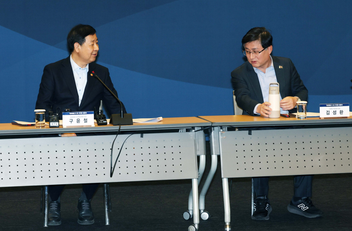 ▲구윤철(왼쪽) 부총리 겸 재정경제부 장관과 김성환 기후에너지환경부 장관이 28일 서울 중구 대한상공회의소에서 열린 ‘민관합동 K-GX 추진단 출범식’에 앞서 대화하고 있다. 신태현 기자 holjjak@