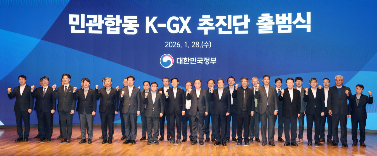 ▲구윤철 부총리 겸 재정경제부 장관과 김성환 기후에너지환경부 장관 등이 28일 서울 중구 대한상공회의소에서 열린 ‘민관합동 K-GX 추진단 출범식’에서 기념촬영을 하고 있다. 신태현 기자 holjjak@