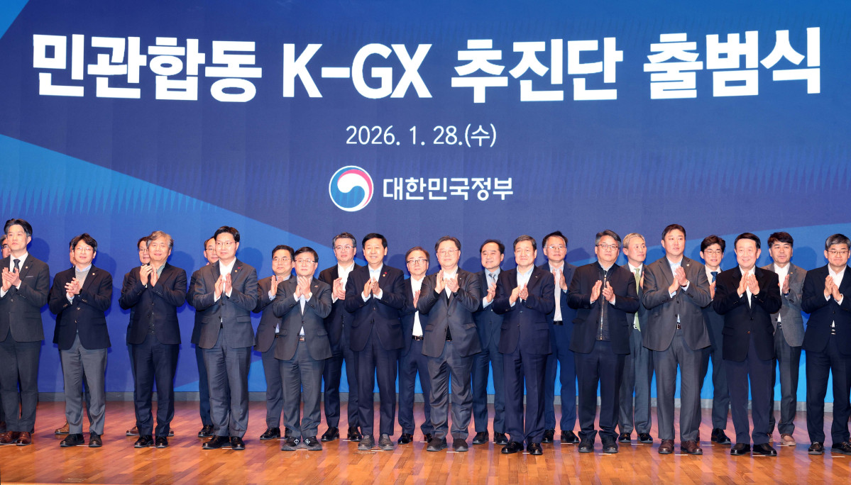 ▲구윤철 부총리 겸 재정경제부 장관과 김성환 기후에너지환경부 장관 등이 28일 서울 중구 대한상공회의소에서 열린 ‘민관합동 K-GX 추진단 출범식’에서 기념촬영을 하고 있다. 신태현 기자 holjjak@