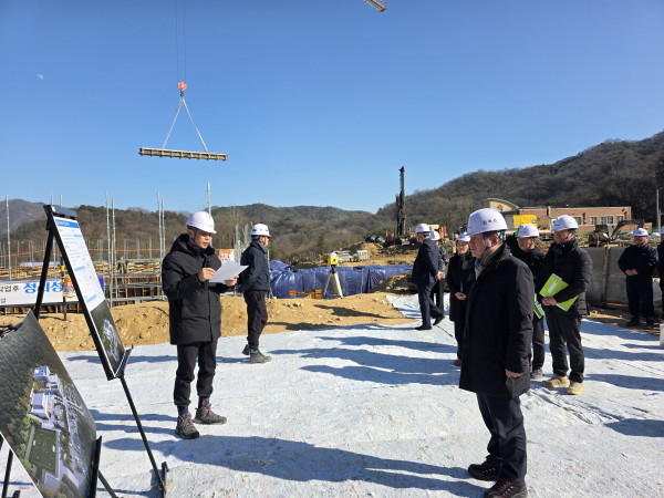 ▲강석진 중소벤처기업진흥공단(중진공) 이사장은 28일 전라북도 전주시 대성동에 건립 중인 전북연수원 건립 현장을 직접 방문해, 건설공사 발주자의 안전의무 이행 사항을 점검했다. (사진제공=중소벤처기업진흥공단 )