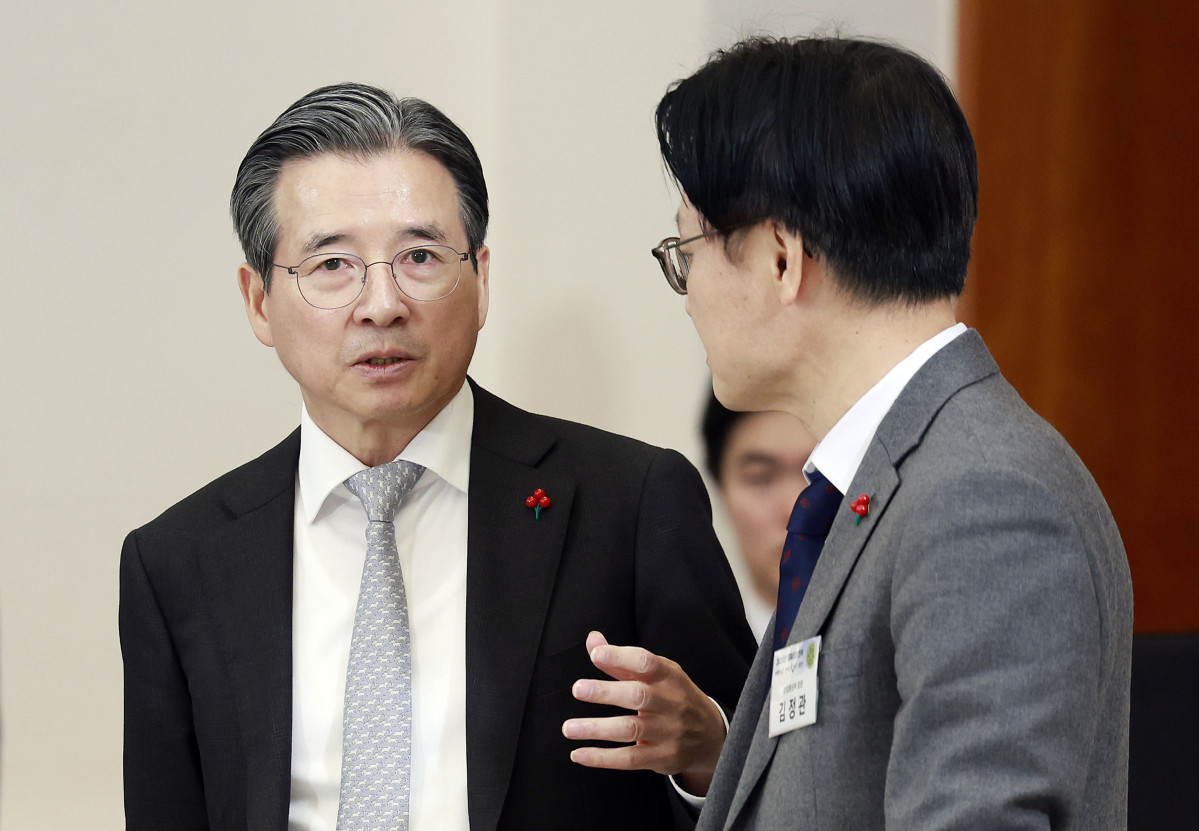 ▲김용범 정책실장과 김정관 산업통상부 장관이 9일 청와대에서 열린 경제성장전략 국민보고회에서 대화하고 있다. 사진=연합뉴스