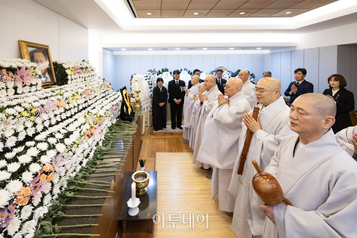 ▲대한불교 조계종 총무원장 진우스님(오른쪽 세 번째)이 28일 서울 종로구 서울대학교병원 장례식장에 마련된 고 이해찬 민주평화통일자문회의 수석부의장의 빈소에서 조문을 하고 있다. 사진공동취재단