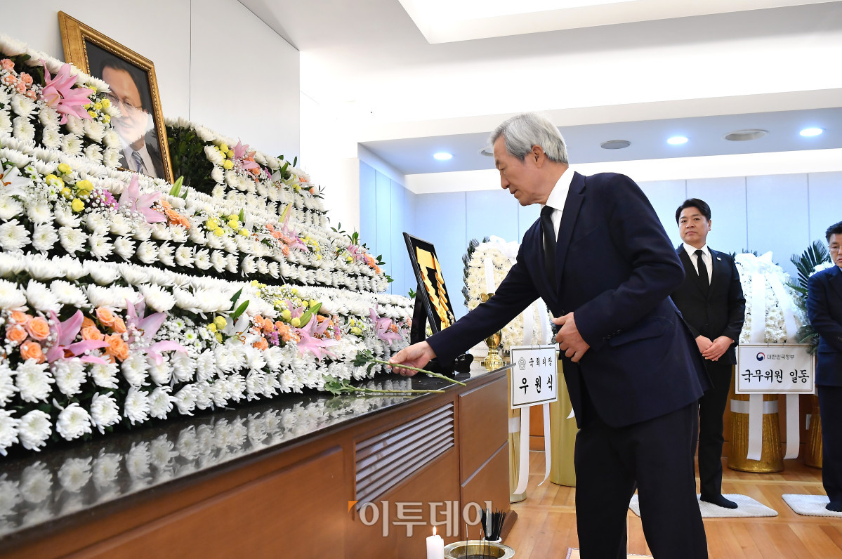 ▲정몽준 아산재단 이사장이 28일 서울 종로구 서울대학교병원 장례식장에 마련된 고 이해찬 민주평화통일자문회의 수석부의장의 빈소에서 조문을 하고 있다. 사진공동취재단