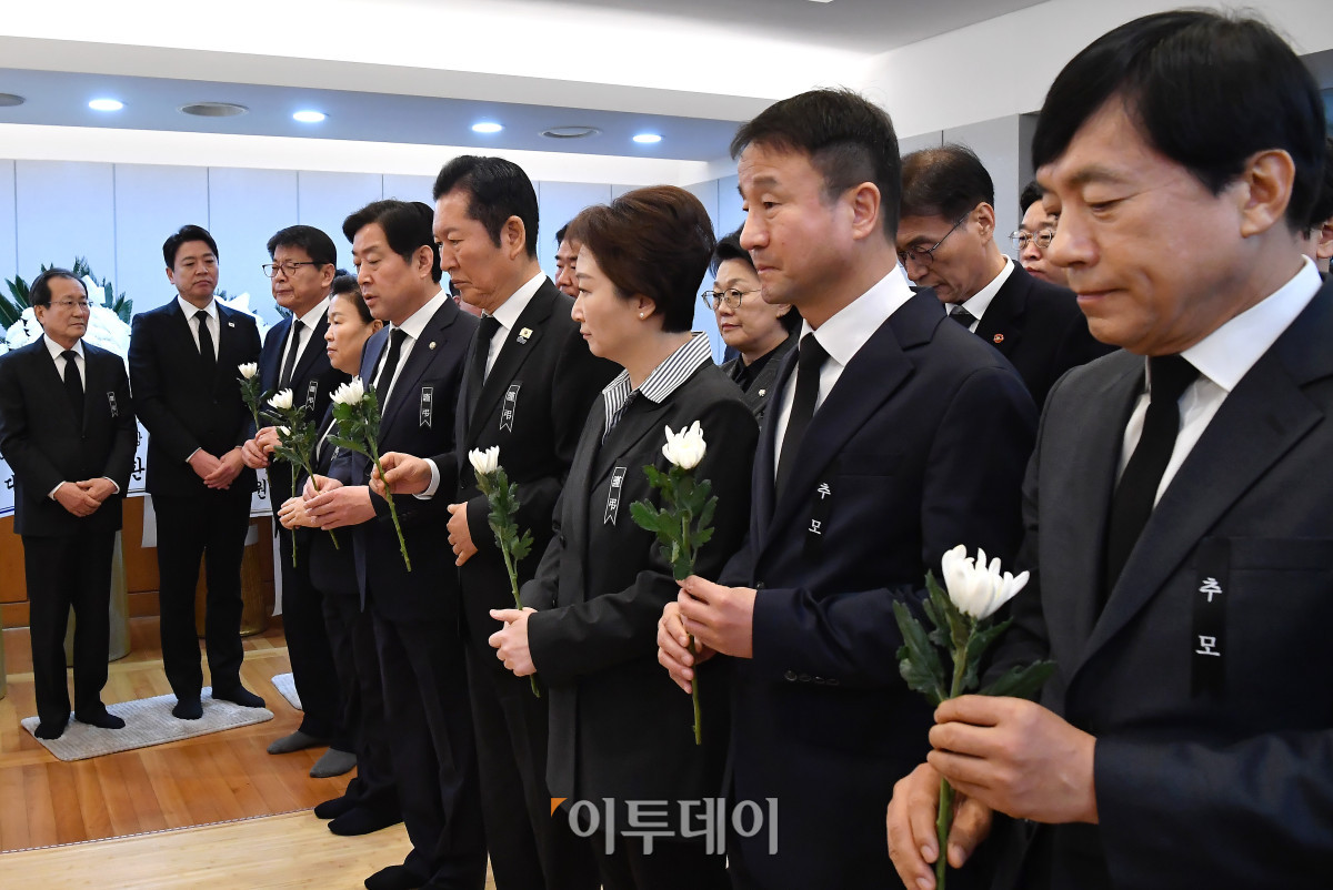 ▲더불어민주당 정청래(오른쪽 네 번째) 대표와 한병도 원내대표, 최고위원들이 28일 서울 종로구 서울대학교병원 장례식장에 마련된 고 이해찬 민주평화통일자문회의 수석부의장의 빈소에서 조문을 하고 있다. 사진공동취재단