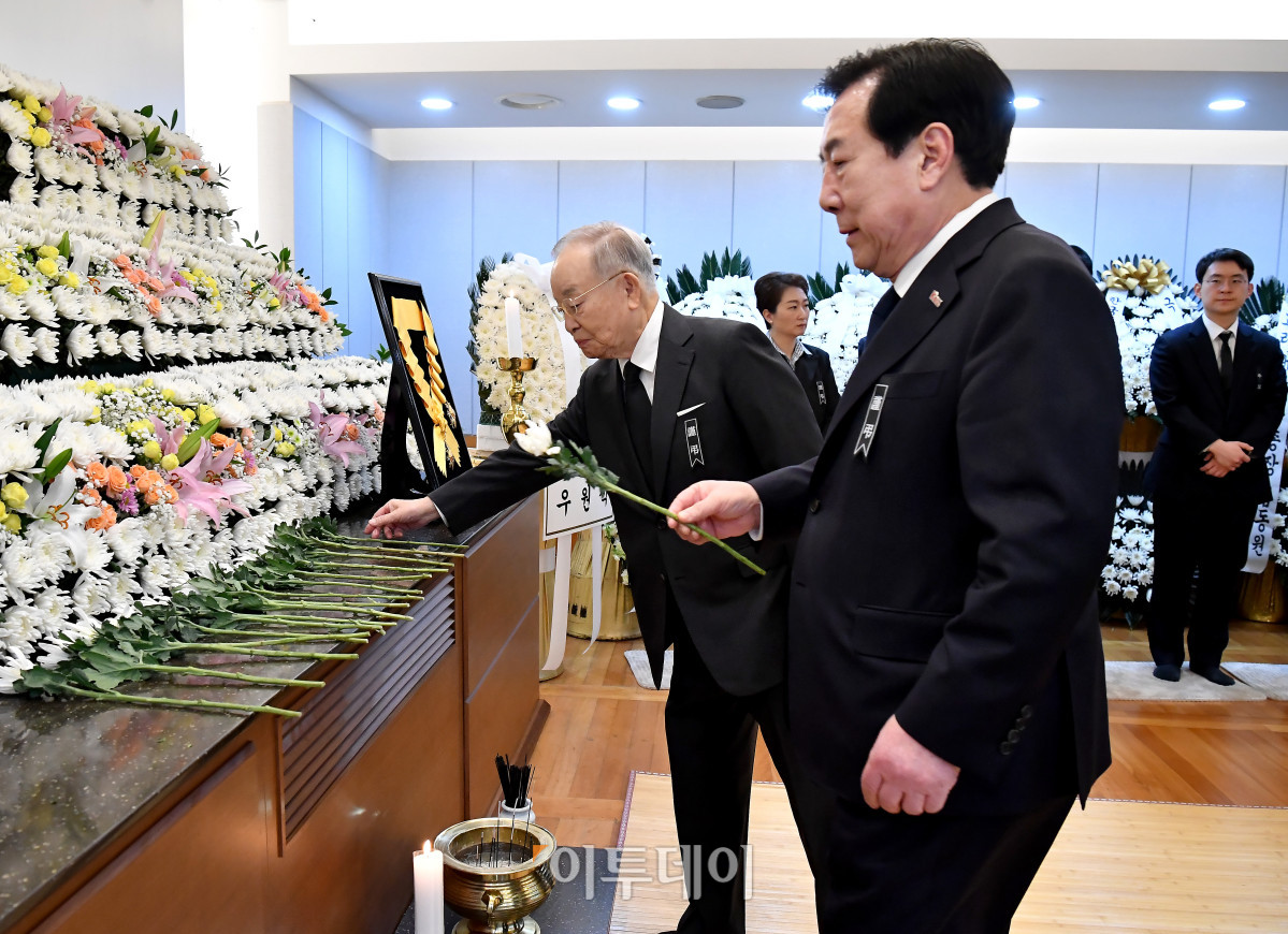 ▲손경식 한국경영자총협회장과 김기문 중소기업중앙회장이 28일 서울 종로구 서울대학교병원 장례식장에 마련된 고 이해찬 민주평화통일자문회의 수석부의장의 빈소에서 조문을 하고 있다. 사진공동취재단