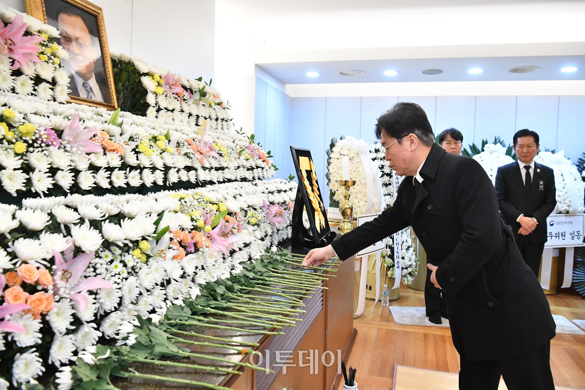 ▲김영훈 고용노동부 장관이 28일 서울 종로구 서울대학교병원 장례식장에 마련된 고 이해찬 민주평화통일자문회의 수석부의장의 빈소에서 조문을 하고 있다. 사진공동취재단