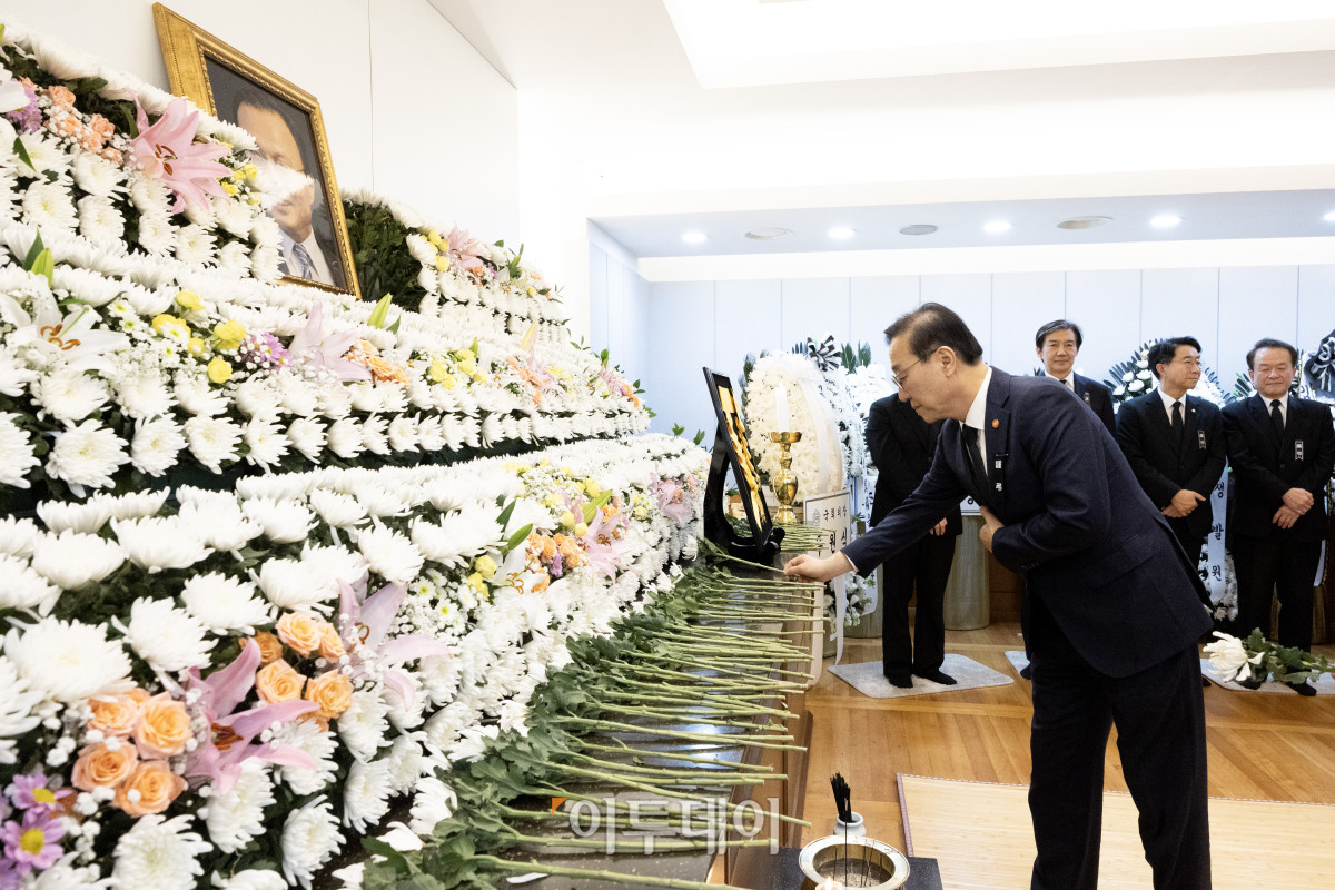 ▲김윤덕 국토교통부 장관이 28일 서울 종로구 서울대학교병원 장례식장에 마련된 고 이해찬 민주평화통일자문회의 수석부의장의 빈소에서 조문을 하고 있다. 사진공동취재단