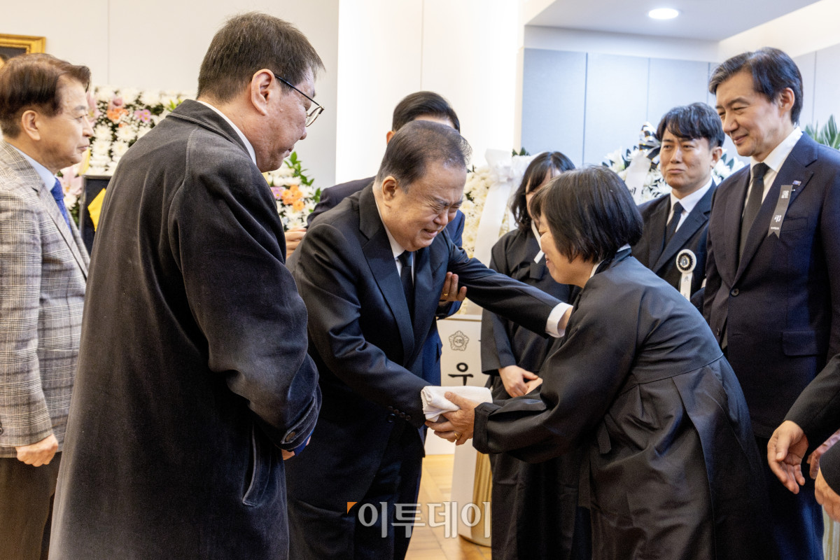 ▲문희상 전 국회의장이 28일 서울 종로구 서울대학교병원 장례식장에 마련된 고 이해찬 민주평화통일자문회의 수석부의장의 빈소에서 조문한 뒤 이 수석부의장의 부인인 김정옥 여사를 위로하고 있다. 사진공동취재단