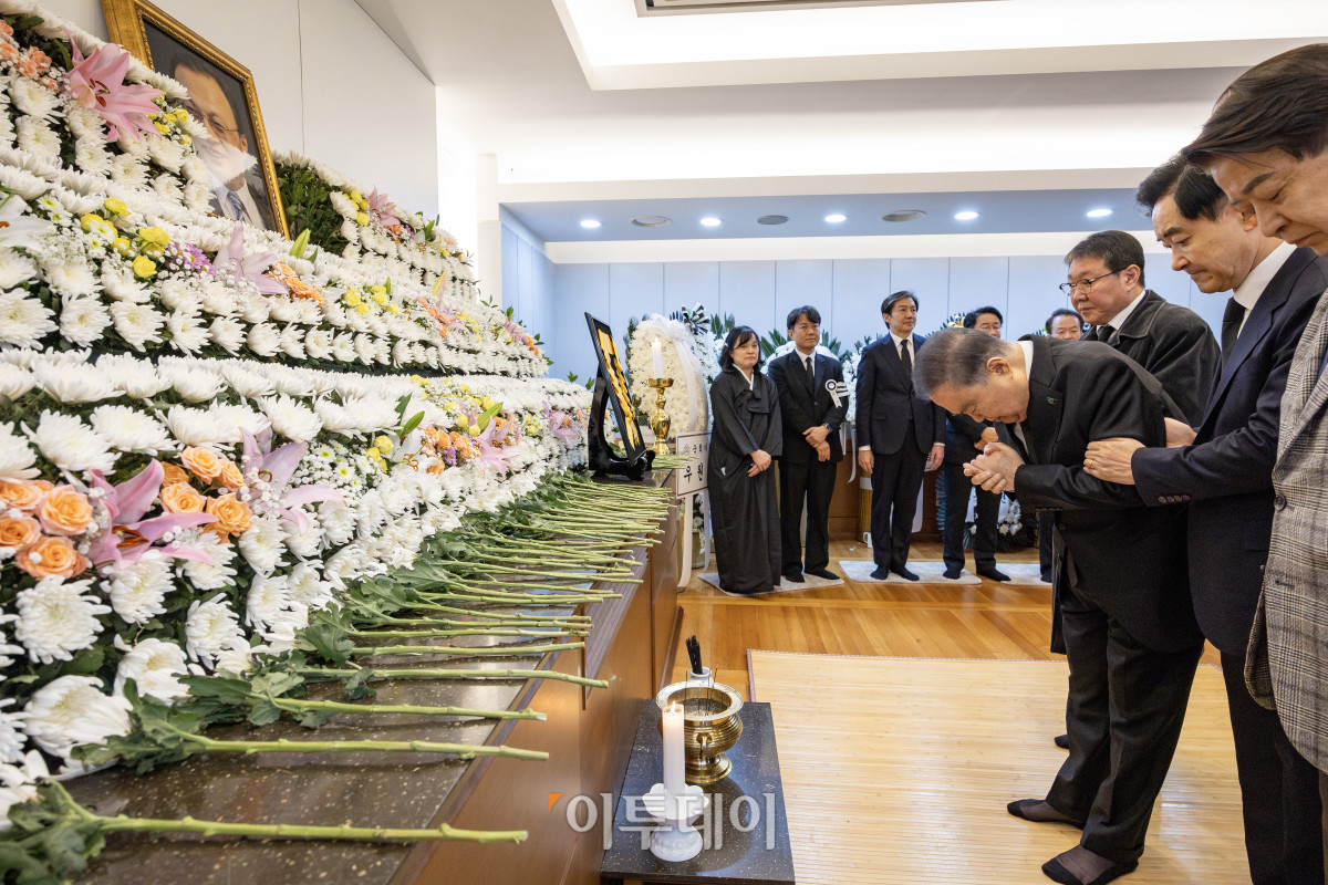 ▲문희상 전 국회의장이 28일 서울 종로구 서울대학교병원 장례식장에 마련된 고 이해찬 민주평화통일자문회의 수석부의장의 빈소에서 조문을 하고 있다. 사진공동취재단