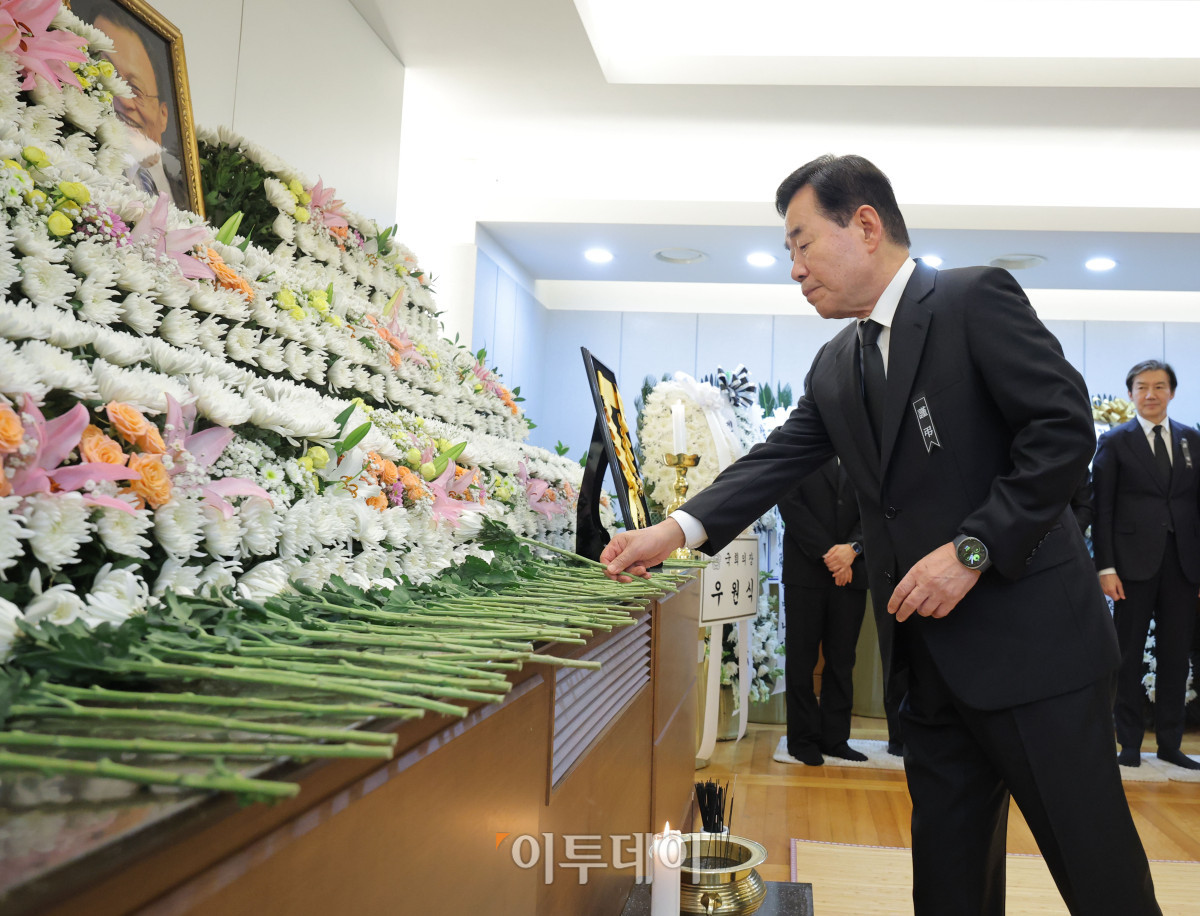 ▲김진표 전 국회의장이 28일 서울 종로구 서울대학교병원 장례식장에 마련된 고 이해찬 민주평화통일자문회의 수석부의장의 빈소에서 조문을 하고 있다. 사진공동취재단