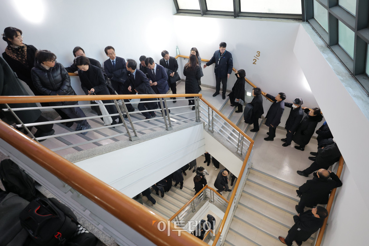 ▲28일 서울 종로구 서울대학교병원 장례식장에 마련된 고 이해찬 민주평화통일자문회의 수석부의장의 빈소에서 조문객들이 조문하기 위해 줄을 서서 대기하고 있다. 사진공동취재단