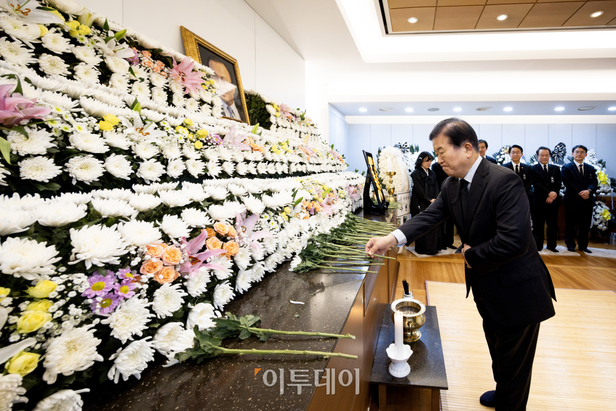 ▲박병석 전 국회의장이 28일 서울 종로구 서울대학교병원 장례식장에 마련된 고 이해찬 민주평화통일자문회의 수석부의장의 빈소에서 조문을 하고 있다. 사진공동취재단