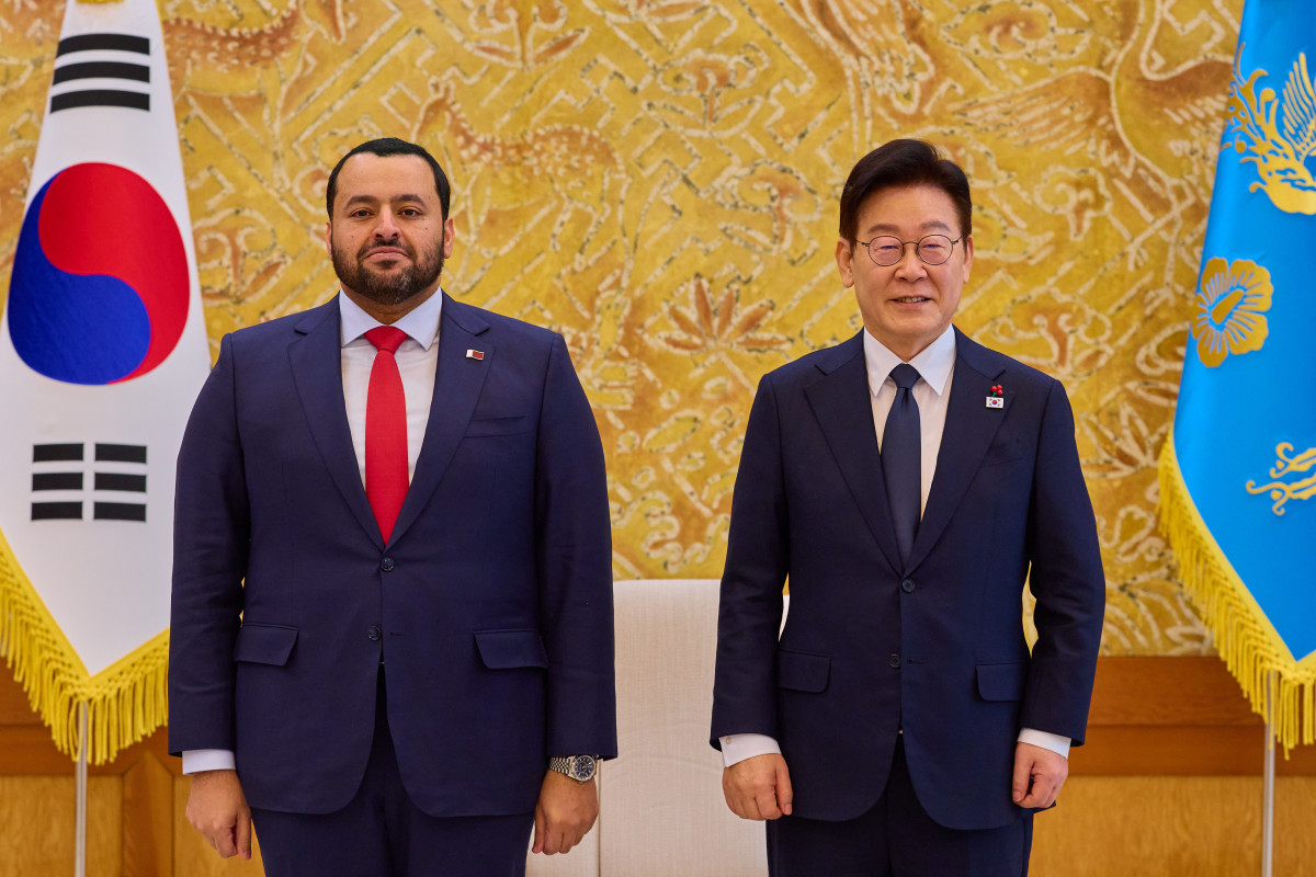 ▲이재명 대통령이 28일 청와대에서 모하메드 빈 압둘아지즈 알-쿨라이피 카타르 국왕 특사와 접견 전 기념촬영을 하고 있다. (연합뉴스)