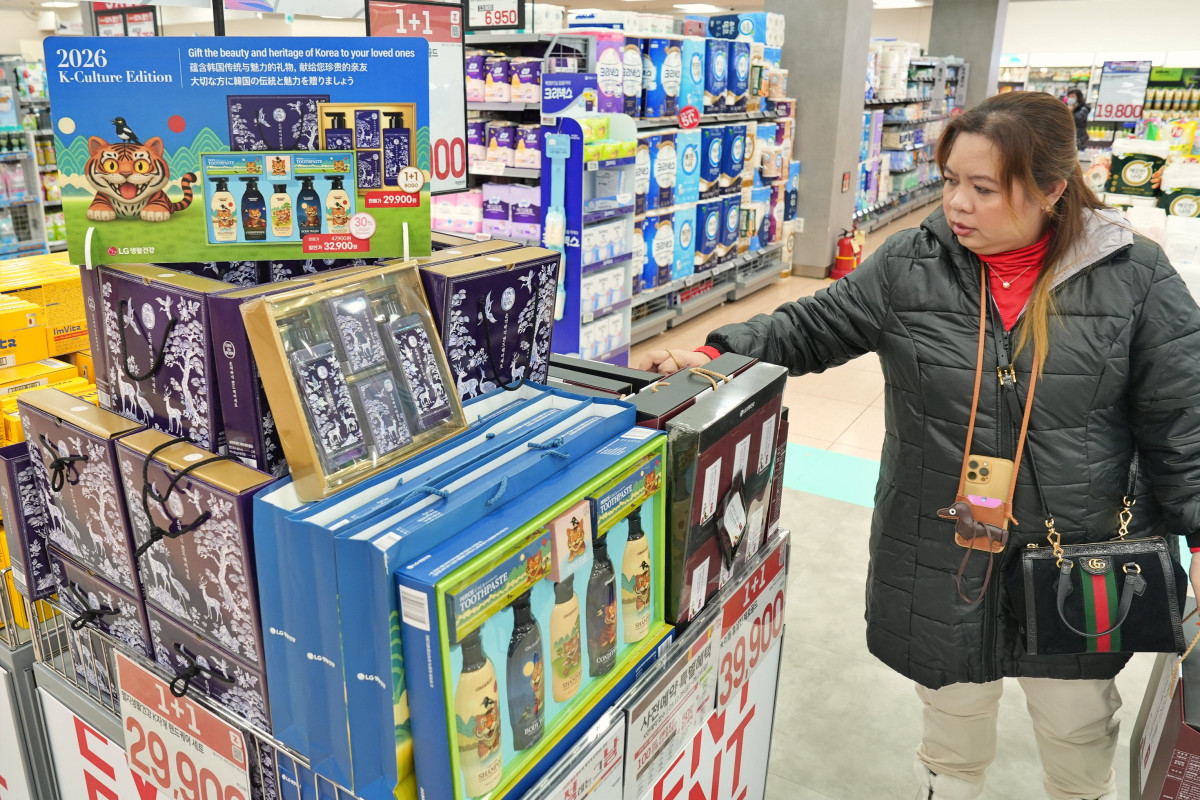 ▲K자개 선물세트를 구경하는 외국인의 모습 (사진제공=롯데쇼핑)