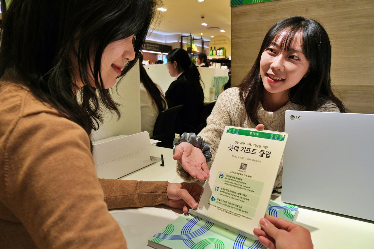 ▲서울시 중구 소공동에 위치한 롯데백화점 본점 지하 1층에 마련된 '롯데 기프트 클럽' 부스에서 고객이 가입 상담을 받고 있는 모습 (사진제공=롯데쇼핑)