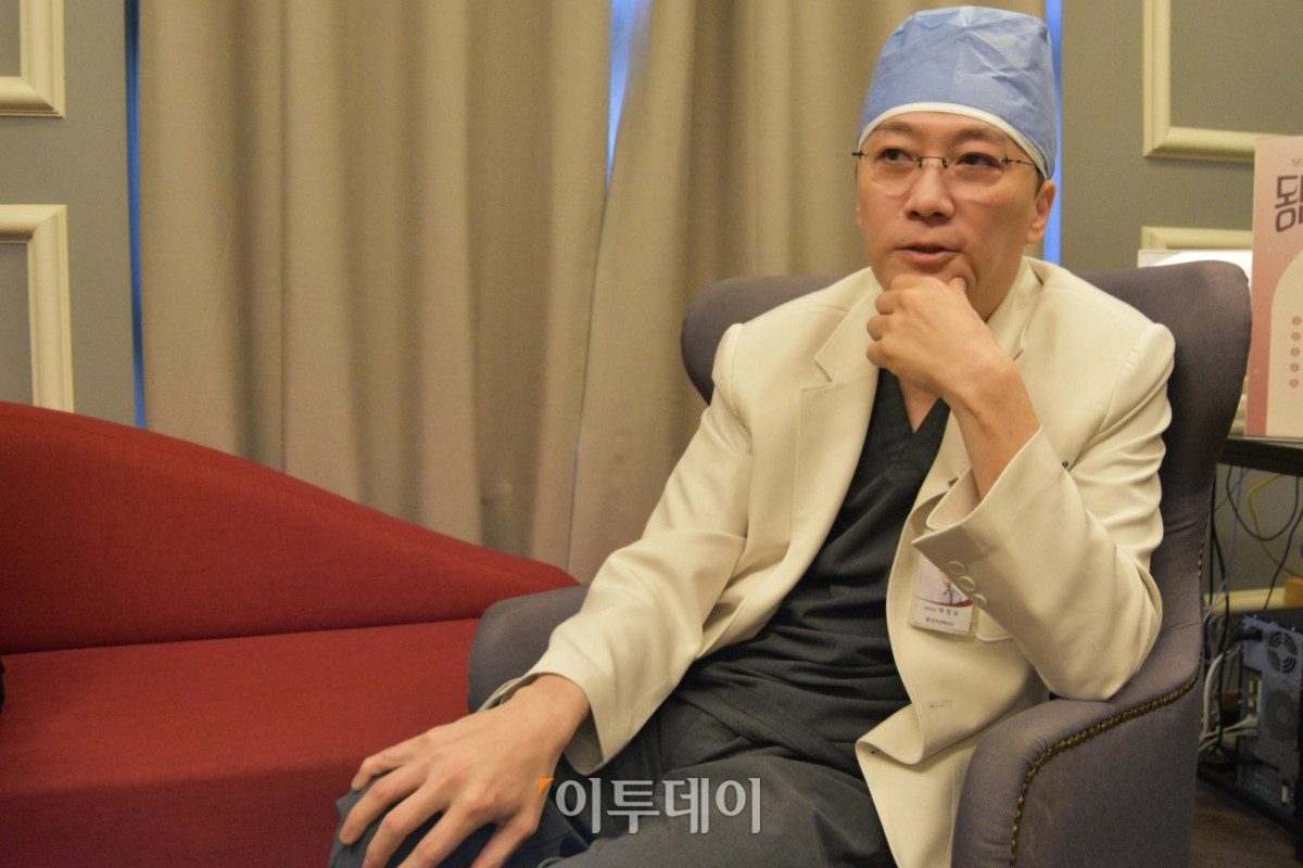 ▲1월 27일 강남 루비성형외과의원에서 만난 허정우 총괄대표원장이 외국인 환자 수술 현황을 이야기하고 있다. (한성주 기자 hsj@)