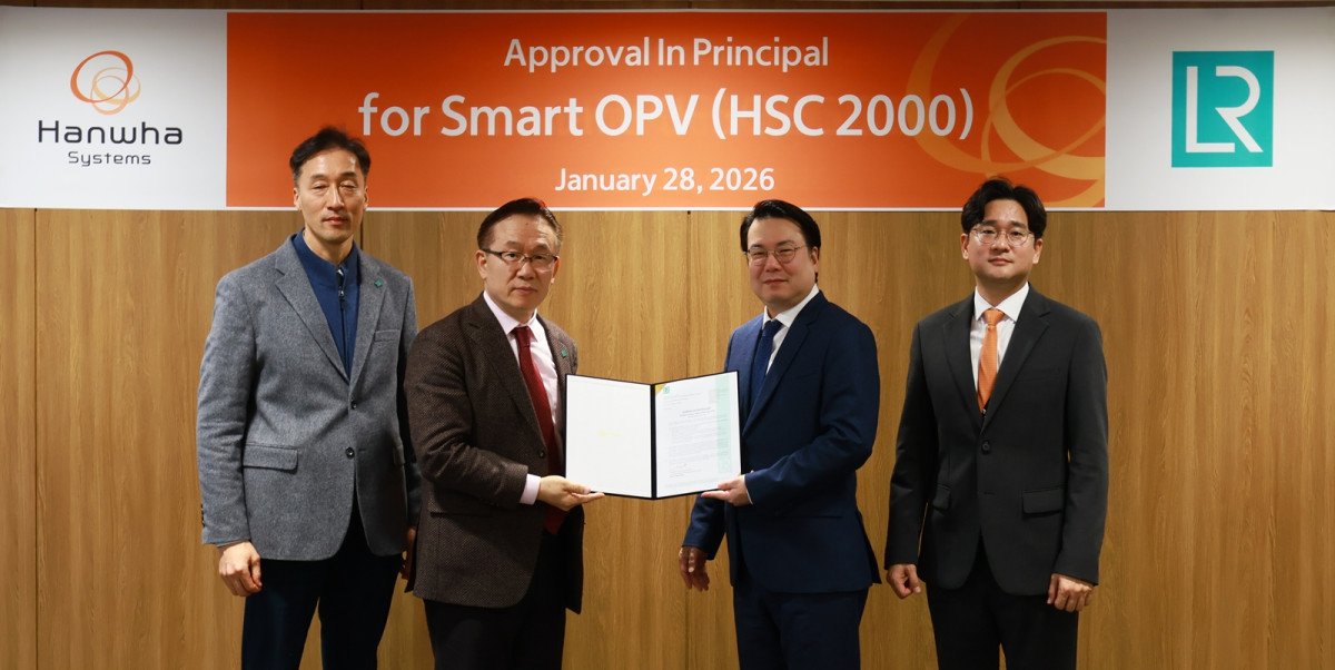 ▲왼쪽부터 김남태 로이드선급아시아 해군 함정 기술본부장, 홍충식 로이드선급 극동아시아 전략기획 부사장, 유문기 한화시스템 해양사업부장, 정지훈 한화시스템 스마트배틀십 체계팀장. (사진= 한화시스템)