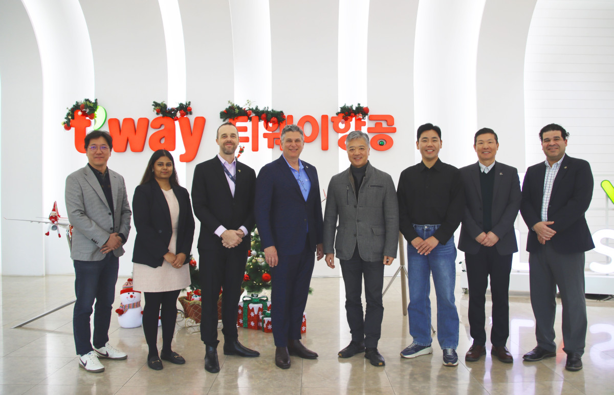 ▲하승홍 티웨이항공 운항 담당임원(오른쪽에서 네 번째), 마일스 브라운 보잉 글로벌 안전 관리국 총괄(왼쪽에서 세 번째), 앤드류 굿살 보잉 아시아태평양 총괄 수석 기장 및 관계자들이 서울 강서구에 위치한 티웨이항공 훈련센터에서 기념 촬영하고 있다. (자료제공=티웨이항공)
