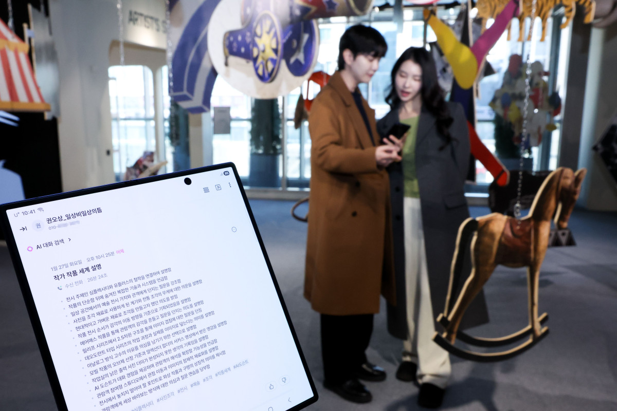 ▲LG유플러스는 오는 3월 31일까지 서울 강남의 복합문화공간 ‘일상비일상의틈 by U+’에서 현대미술가 권오상의 개인전 〈권오상의 Simplexity: AI, 인간 그리고 예술〉을 개최한다고 29일 밝혔다. 사진은 일상비일상의틈 by U+에서 관람객들이 익시오 AI 도슨트를 이용해 권오상 작가의 전시를 감상하고 있는 모습. (사진제공=LG유플러스)