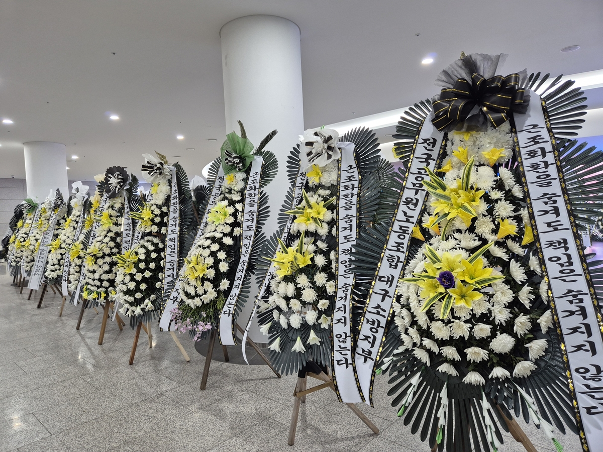▲28일 오후 경기도의회 1층 로비에 전국공무원노동조합 각 본부와 지부에서 보낸 근조화환 60여 개가 설치돼 있다. 화환에는 '경기도의회는 공무원 죽음 진상 규명하라', '근조화환을 숨겨도 책임은 숨겨지지 않는다' 등의 문구가 적혔다.  (연합뉴스)