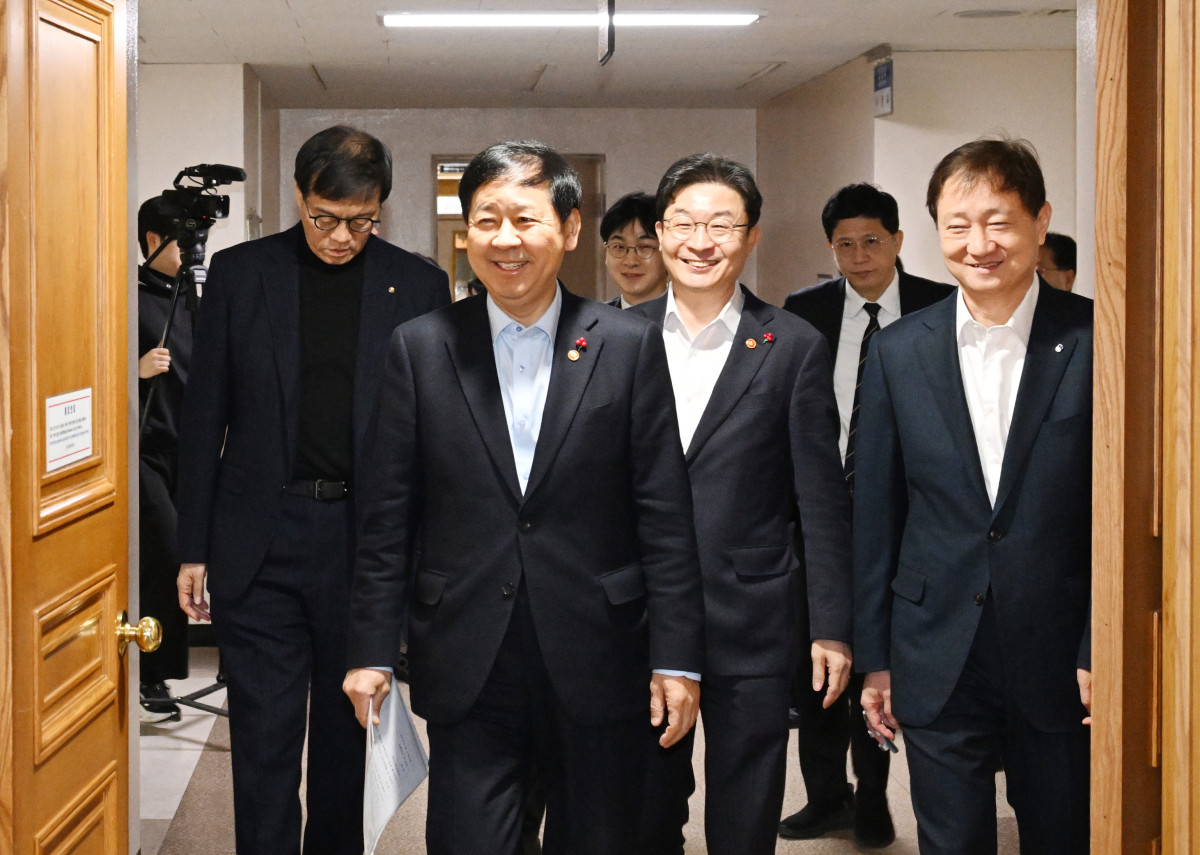 ▲구윤철 부총리 겸 재정경제부 장관이 1월 29일 서울 종로구 정부서울청사에서 열린 확대 거시경제금융회의를 주재하기위해 회의장에 입장하고 있다. (재정경제부)