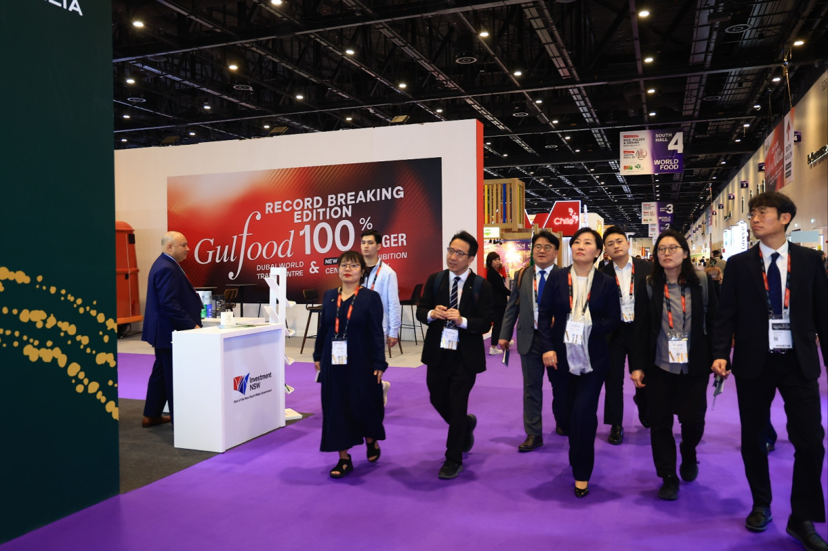 ▲송미령 농림축산식품부 장관(앞줄 왼쪽에서 세 번째)이 28일 중동·아프리카 최대 식품박람회인 걸푸드(Gulfood 2026)에 방문해 우리 수출기업 부스를 찾아 현장 애로를 점검하고 있다. (사진제공=농림축산식품부)