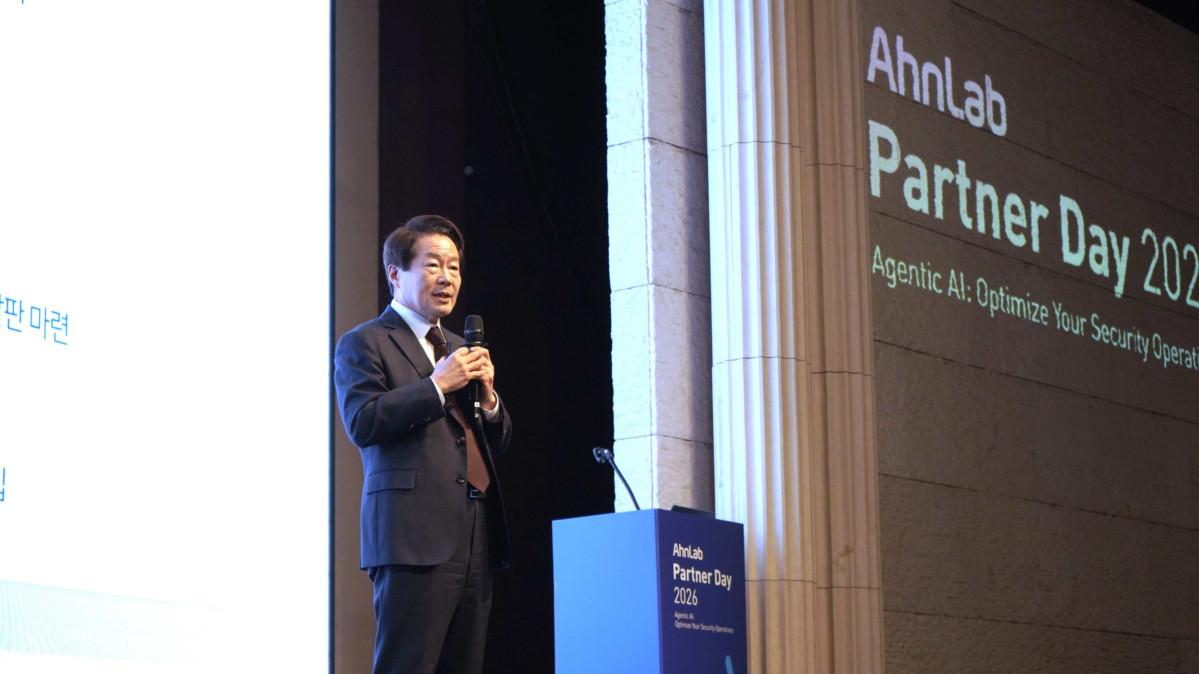 ▲강석균 안랩 대표가 안랩 파트너 데이 2026에서 인사말을 하고 있다. (사진제공=안랩)