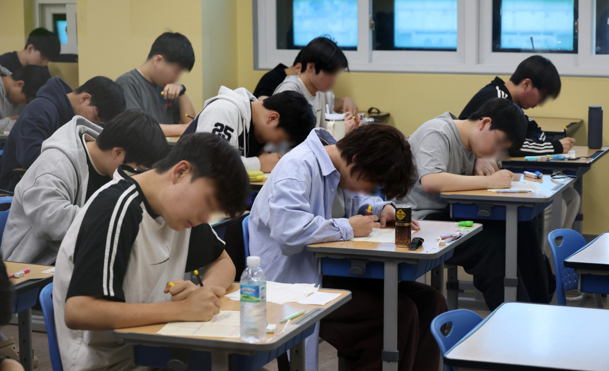 ▲수험생들이 2026학년도 대학수학능력시험 6월 평가원 모의고사 시행일인 지난해 6월 4일 오전 서울 양천구 종로학원 고사실에서 답안지를 작성하고 있다. (뉴시스)