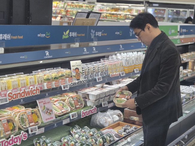 ▲제너시스BBQ그룹 ‘아이캔리부트’가 하나로마트 고양점 OK쿡 델리코너 내에 '아이캔리부트 델리 전용 매대'를 운영한다. (사진제공=제너시스BBQ그룹)